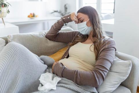 إليك أفضل طرق منزلية فعالة في علاج البرد للحامل