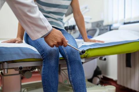 علاج خشونة الركبة بالطرق المختلفة : الأسباب